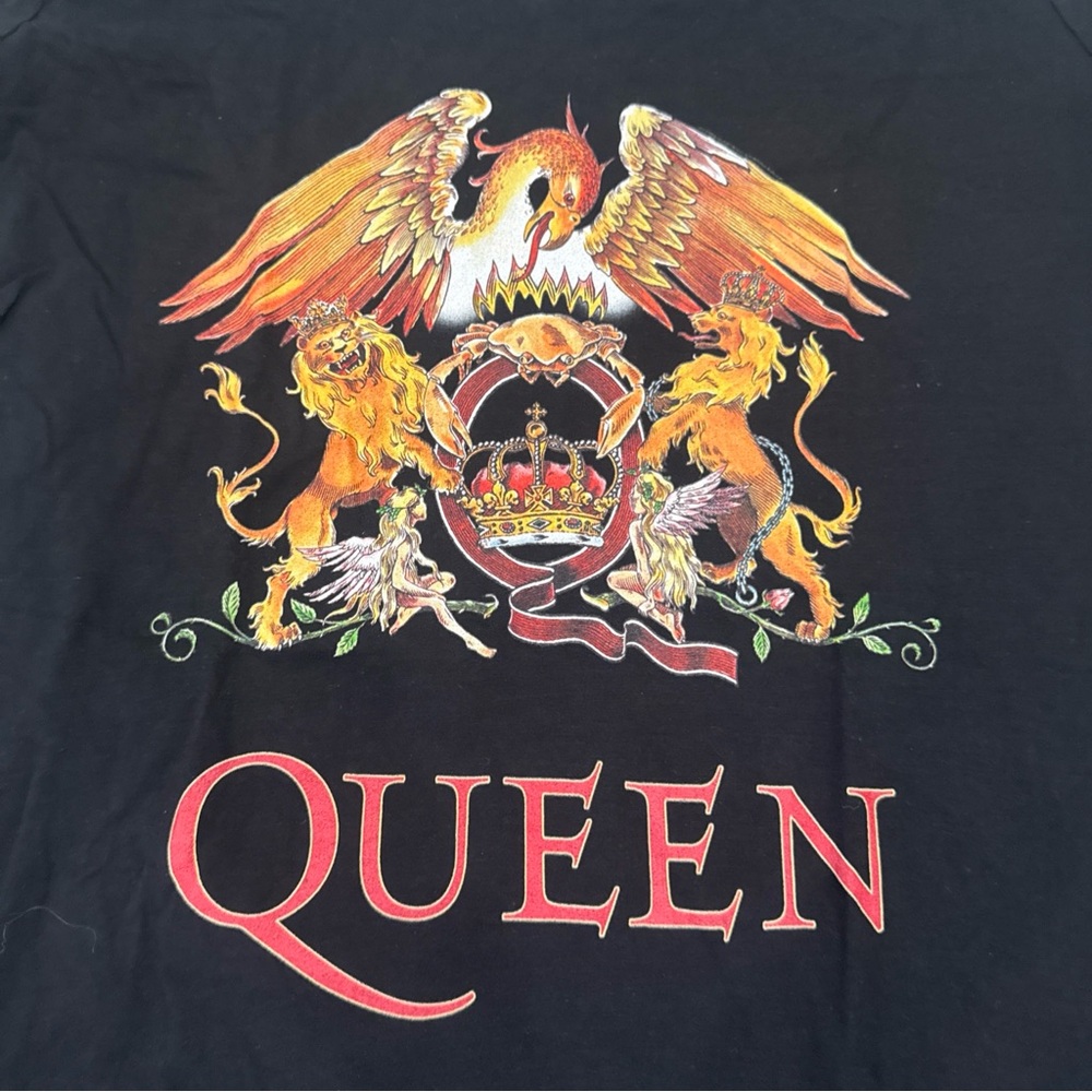 Queen V NECK T SHIRT